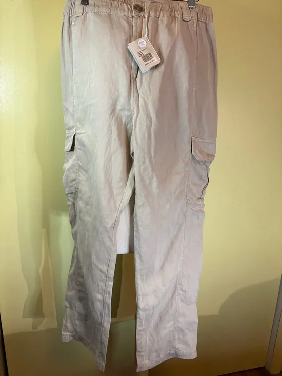 Faherty Women's Straight-Leg Cargo Pants in Light Khaki - Picture 2 of 9